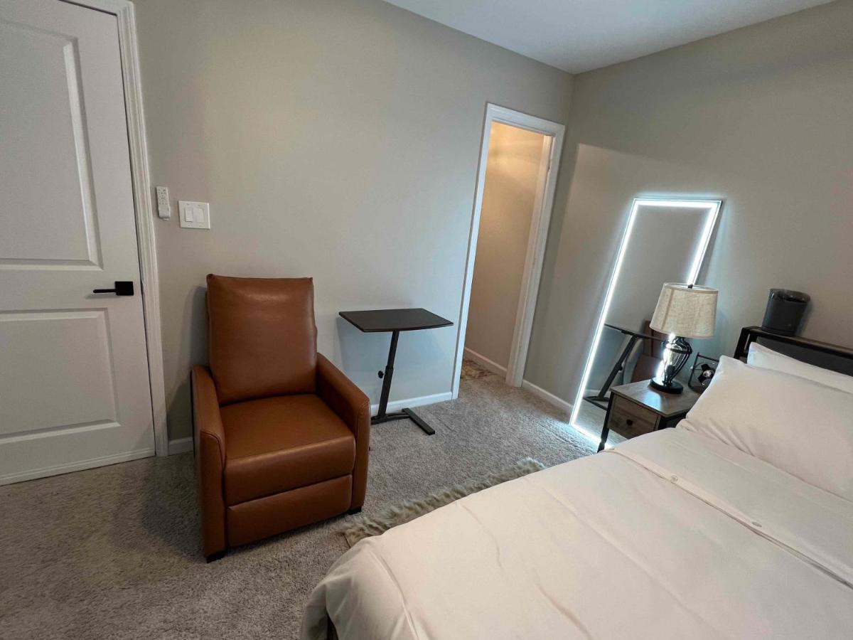 Hometel Premium Guest Suite W/ Private Entrance Ypsilanti Bagian luar foto