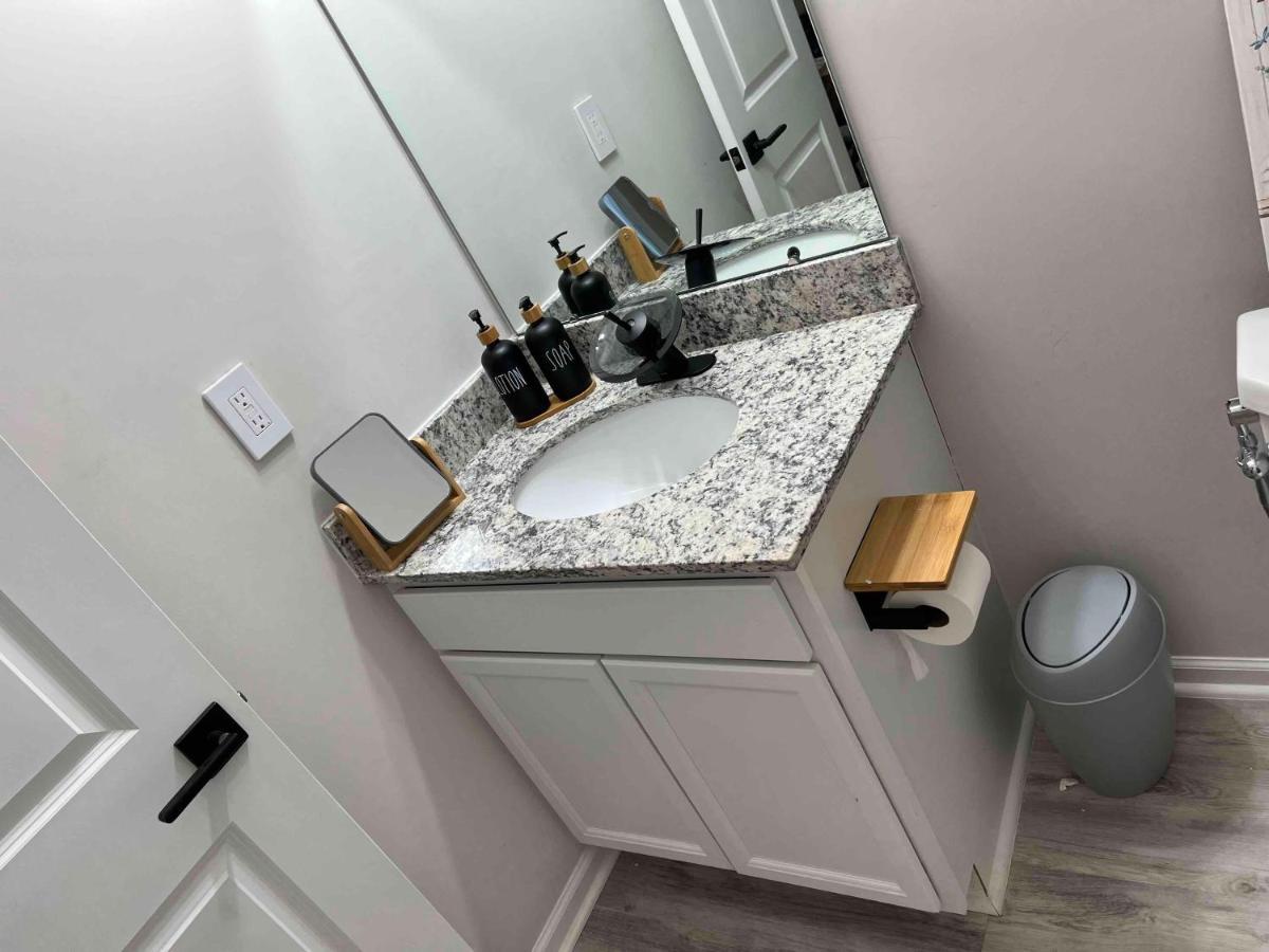 Hometel Premium Guest Suite W/ Private Entrance Ypsilanti Bagian luar foto