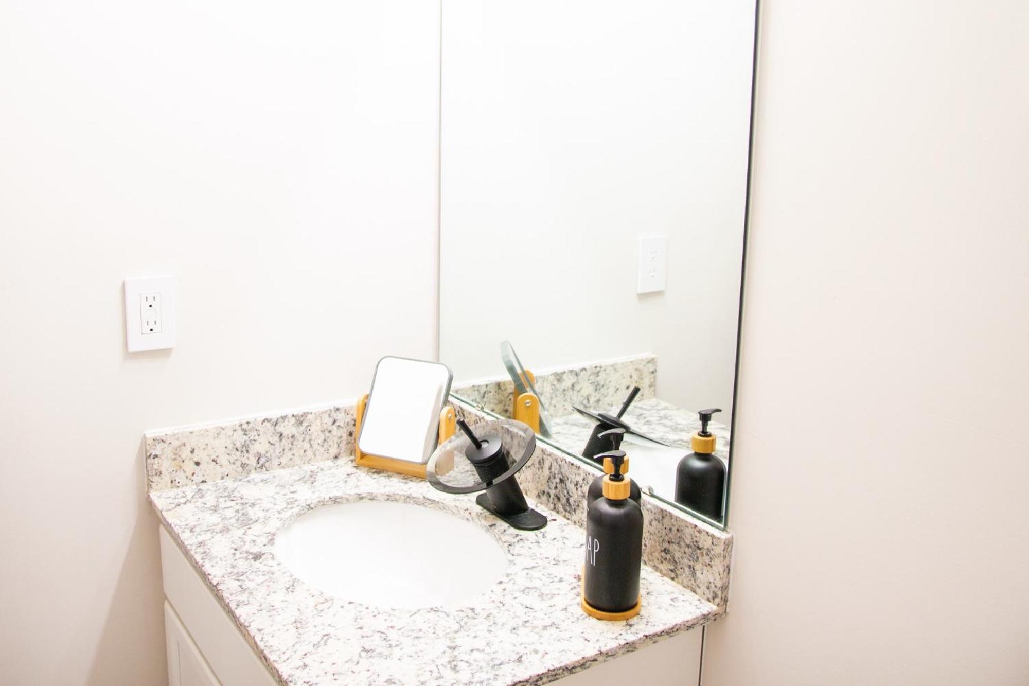 Hometel Premium Guest Suite W/ Private Entrance Ypsilanti Bagian luar foto